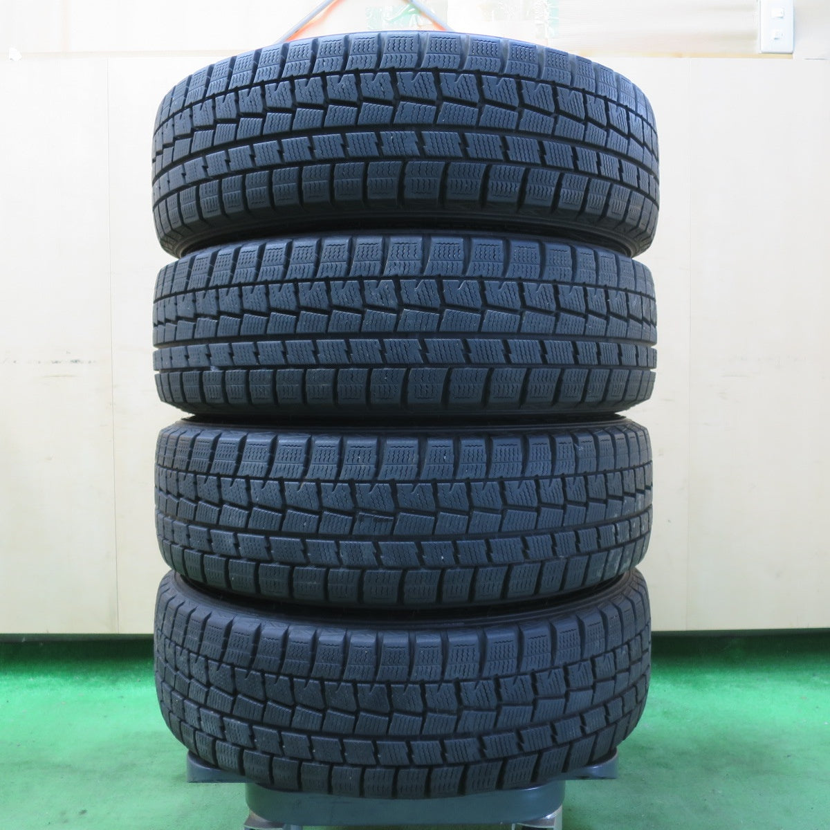 [送料無料] バリ溝！キレイ！8.5分★スタッドレス 175/65R15 ダンロップ ウインターマックス WM01 STRANGER ストレンジャー 15インチ PCD100/4H★4100705イス