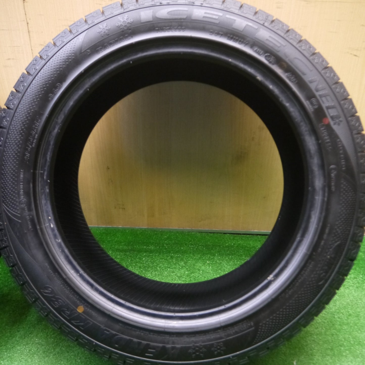 [送料無料] バリ溝！23年！9.5分★スタッドレス 215/55R17 ケンダ KR36 アイステック ネオ 17インチ カムリ クラウン オデッセイ 等★4101608Hスタ