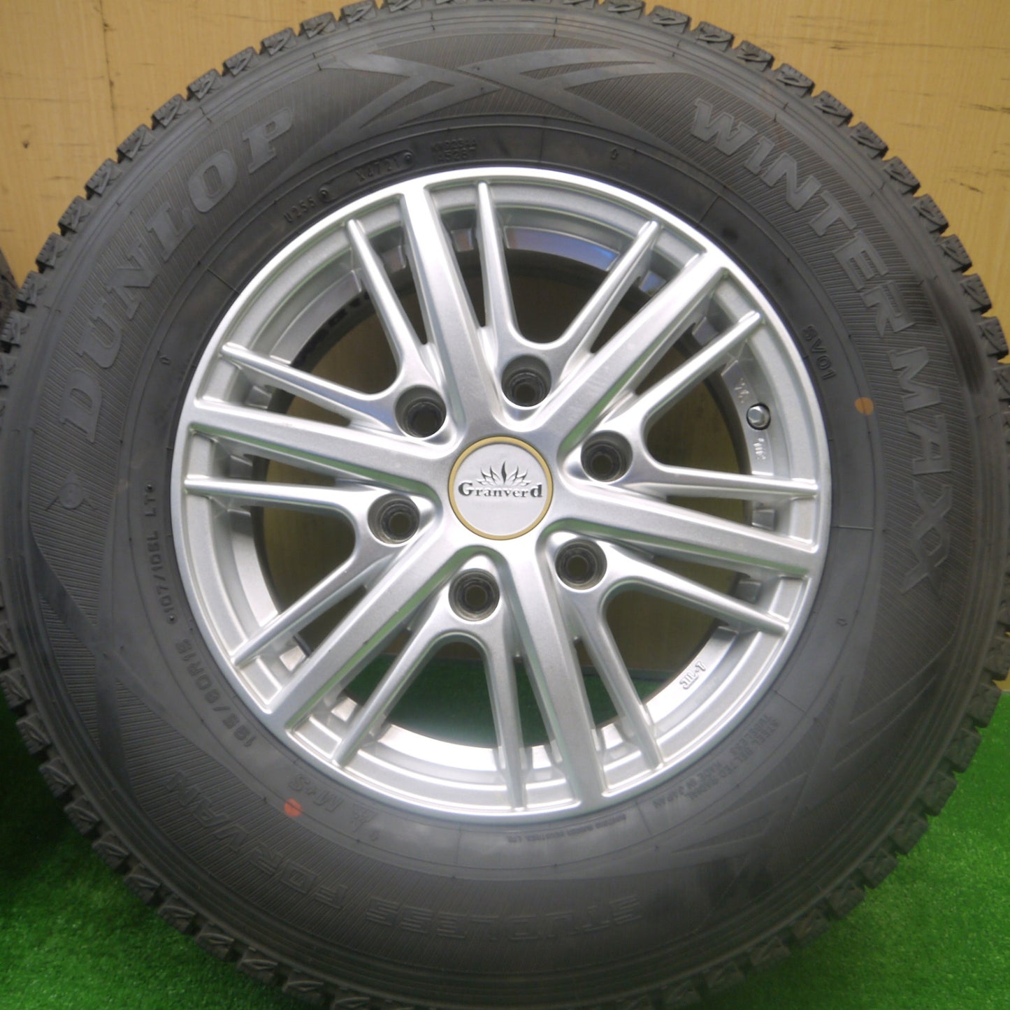 *送料無料* バリ溝！21年！キレイ！9.5分★ハイエース等 195/80R15 スタッドレス ダンロップ ウインターマックス SV01 Granverd グランバード PCD139.7/6H★4081904Hス