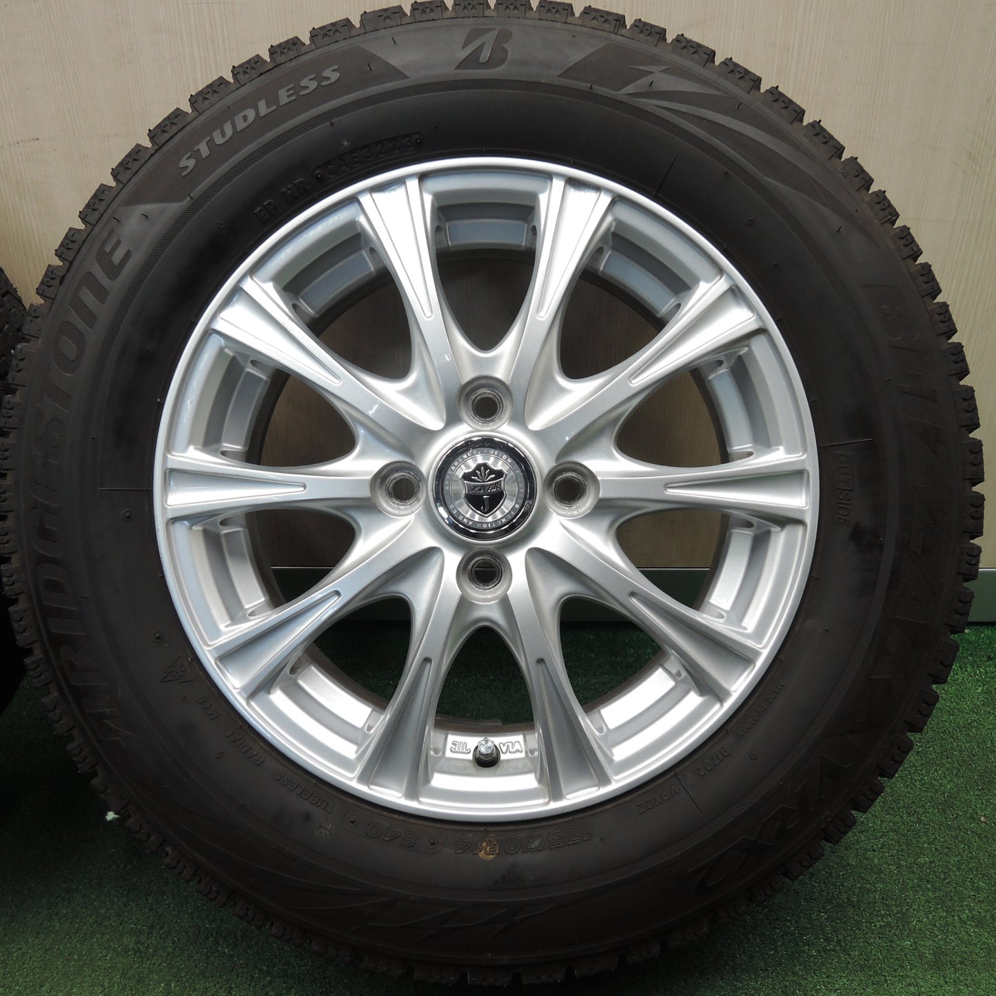 *送料無料* バリ溝！23年！キレイ！ほぼ10分★スタッドレス 175/70R14 ブリヂストン ブリザック VRX2 JOKER ジョーカー 14インチ PCD100/4H★4031505NJス