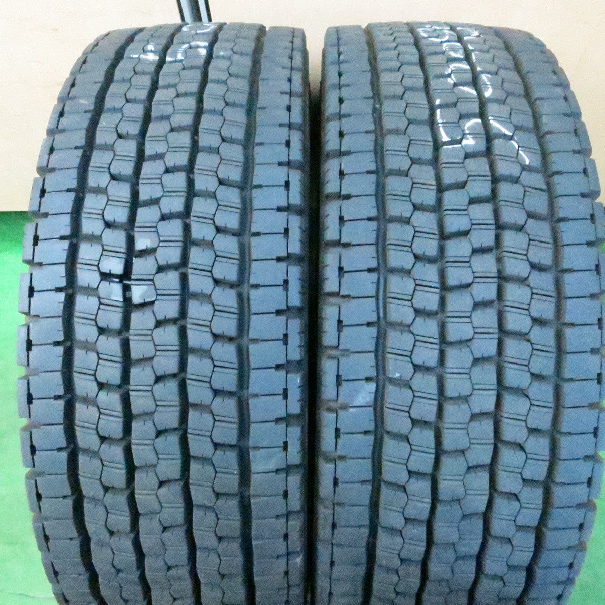 *送料無料* バリ溝！23年！9.5分★トラック タイヤ 245/70R19.5 136/134J スタッドレス ブリヂストン W999 19.5インチ★4050414ナス