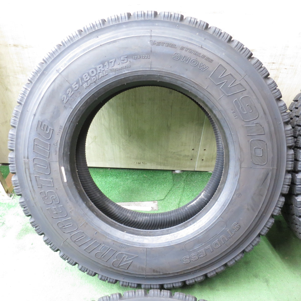 *送料無料* バリ溝！22年！9.5分★トラック タイヤ 225/80R17.5 123/122L スタッドレス ブリヂストン W910 17.5インチ★4052801クスタ