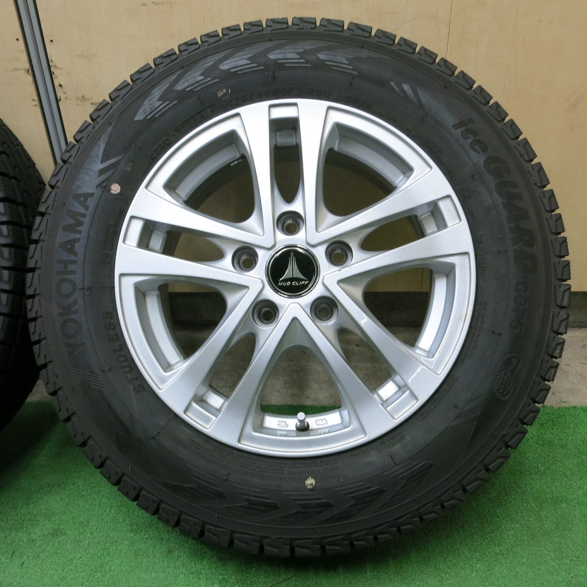 *送料無料* バリ溝！キレイ！8.5分★スタッドレス 175/80R15 ヨコハマ アイスガード G075 MUD CLIFF マッドクリフ 15インチ PCD114.3/5H★4062904ナス