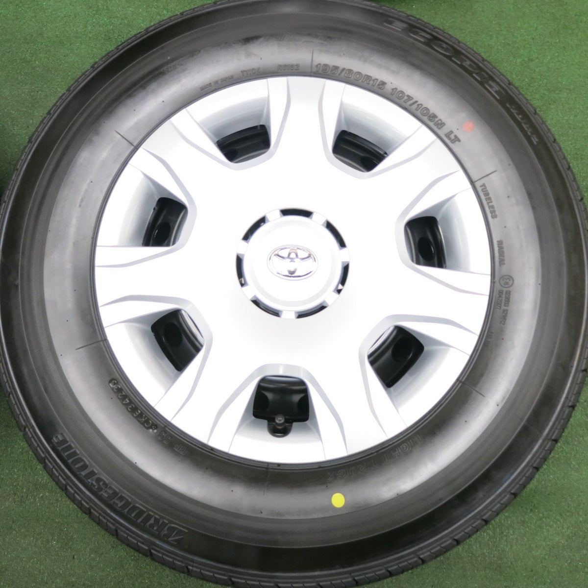 *送料無料* 新車外し！23年★トヨタ 200系 ハイエース 純正 スチール 195/80R15 107/105N ブリヂストン エコピア RD613 PCD139.7/6H★4042105HAノ