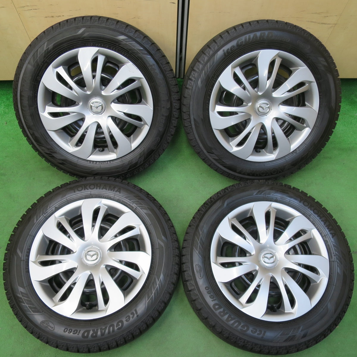 [送料無料] バリ溝！22年！9.5分★マツダ デミオ 純正 スチール 185/65R15 スタッドレス ヨコハマ アイスガード iG60 15インチ PCD100/4H★4110904イス