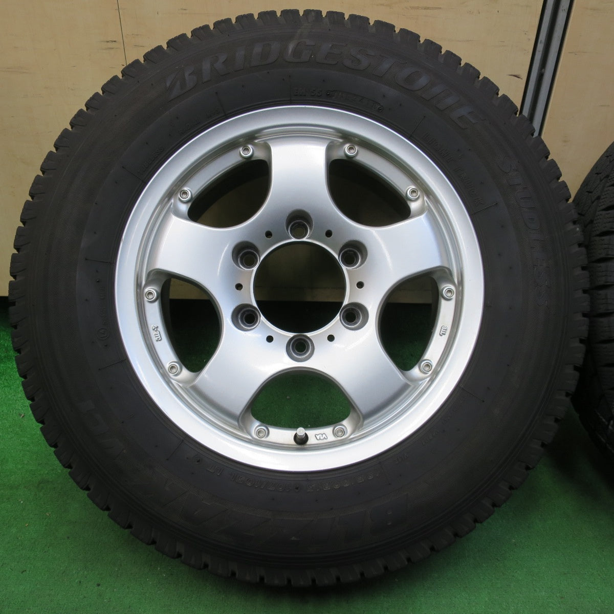 *送料無料* バリ溝！9分★スタッドレス 195/80R15 107/105L ブリヂストン ブリザック VL1 社外 アルミ 15インチ PCD139.7/6H★4082003イス