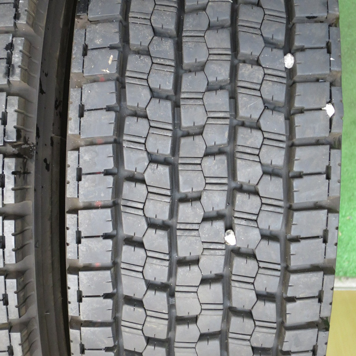 *送料無料* バリ溝！23年！9.5分★トラック タイヤ 225/80R17.5 123/122L スタッドレス ブリヂストン W999 17.5インチ★4052908クスタ