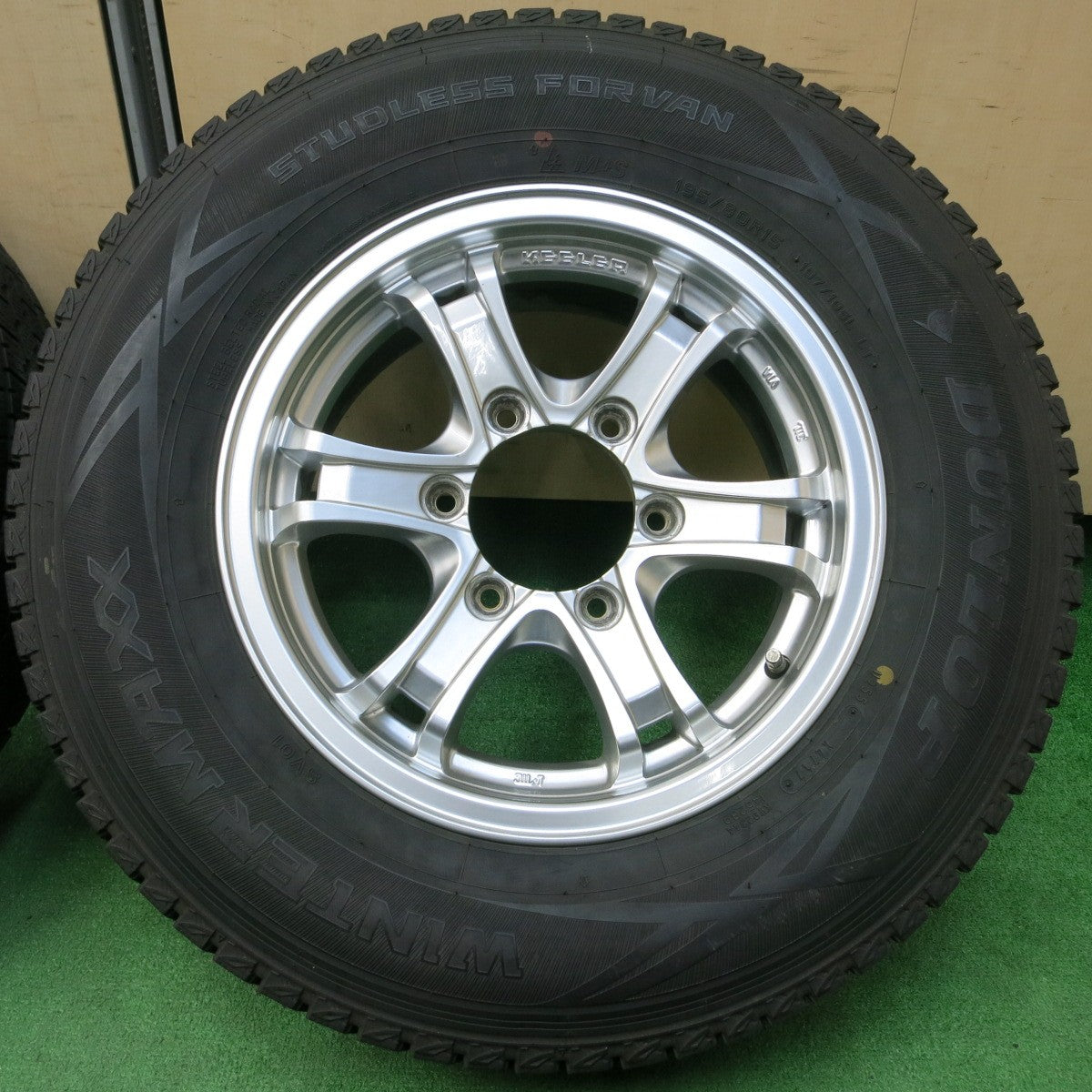 *送料無料* バリ溝！20年！キレイ！9.5分★ハイエース等 KEELER 195/80R15 スタッドレス ダンロップ ウインターマックス SV01 ブリヂストン VL1 PCD139.7/6H★4031606イス