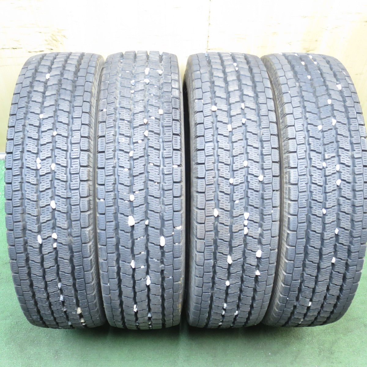 *送料無料* バリ溝！20年！9.5分以上★トラック タイヤ 205/75R16 113/111L スタッドレス ヨコハマ アイスガード iG91 16インチ★4052504クスタ