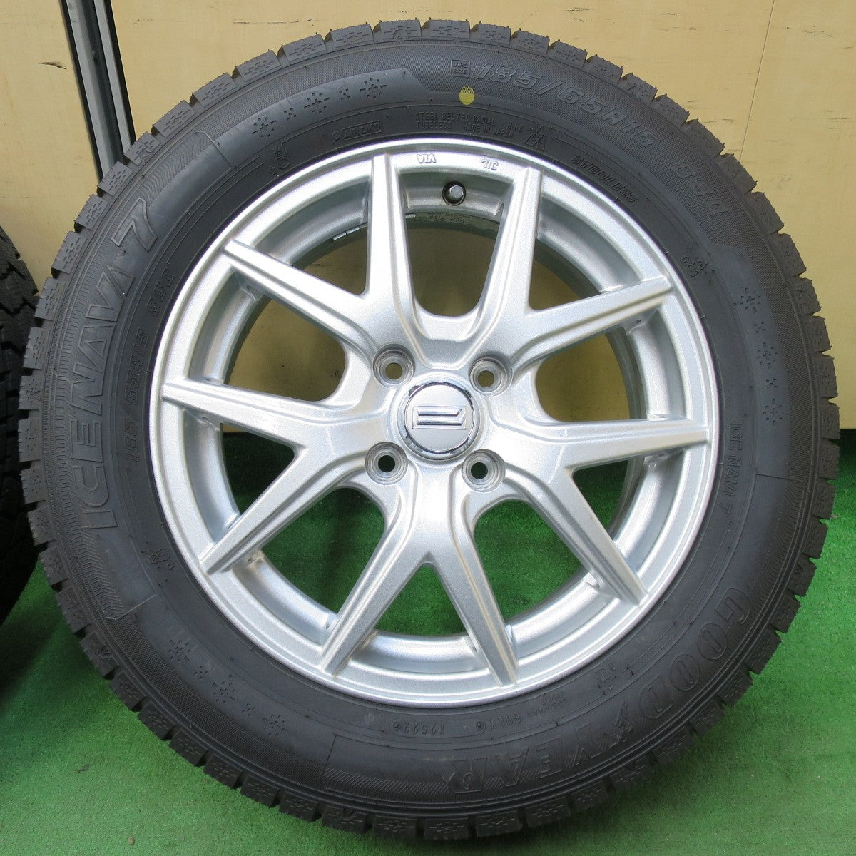 [送料無料] バリ溝！22年！キレイ！ほぼ10分★スタッドレス 185/65R15 グッドイヤー アイスナビ7 Zmeist M5 社外 アルミ 15インチ PCD100/4H★4112604イス