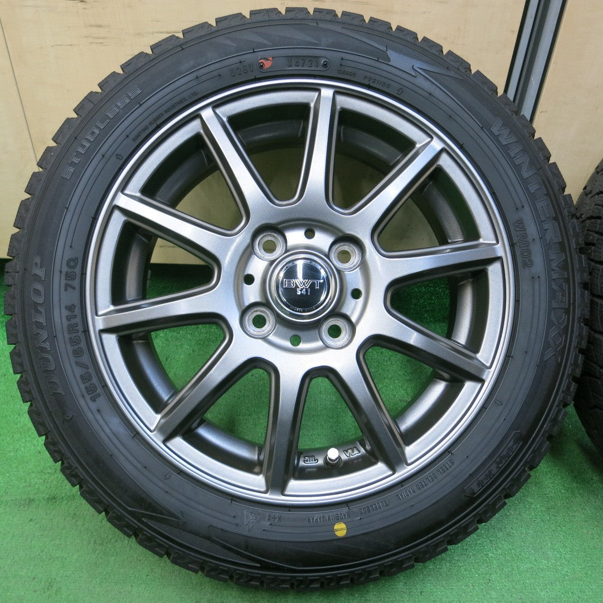 *送料無料* バリ溝！21年！綺麗！9.5分★スタッドレス 155/65R14 ダンロップ ウインターマックス WM02 BWT 541 14インチ  PCD100/4H★4042711イス