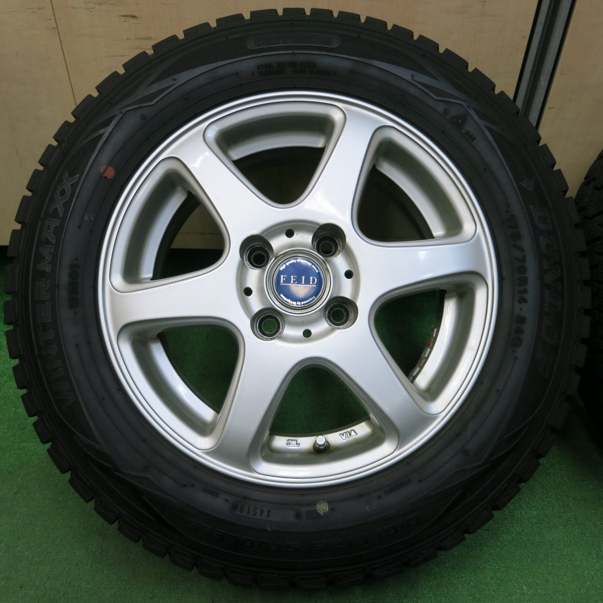 *送料無料* バリ溝！9.5分★スタッドレス 175/70R14 ダンロップ ウインターマックス WM01 FEID 14インチ PCD100/4H★4041704イス