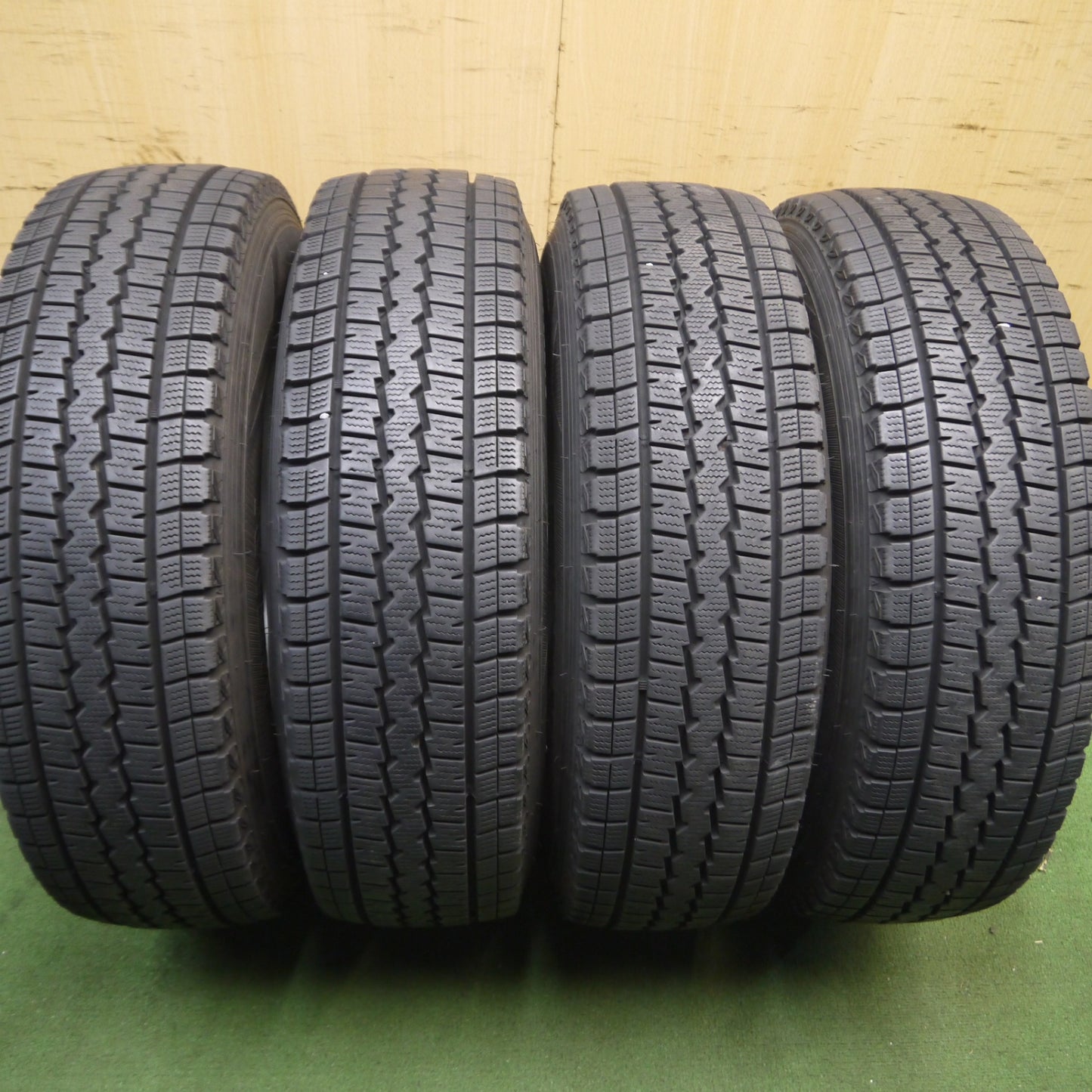 *送料無料* バリ溝！9.5分★ハイエース等 195/80R15 スタッドレス ダンロップ ウインターマックス SV01 Ripresa S リプレーザ PCD139.7/6H★4040912Hス