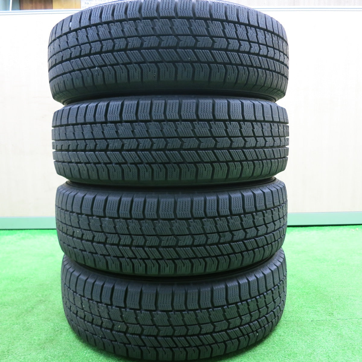 [送料無料] バリ溝！22年！9.5分以上★トヨタ アクア 純正 スチール 175/65R15 スタッドレス グッドイヤー アイスナビ8 15インチ PCD100/4H★4100510HAス