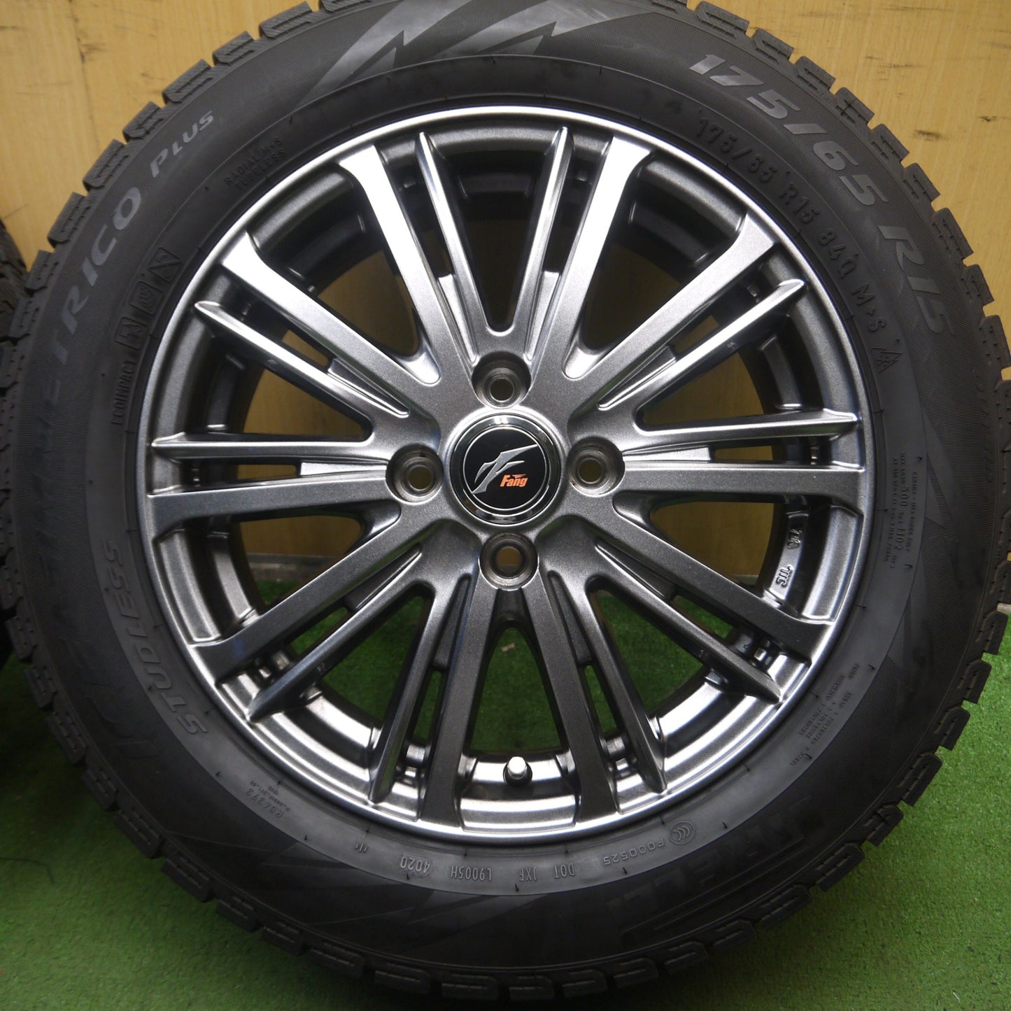 *送料無料* バリ溝！20年！キレイ！9.5分★スタッドレス 175/65R15 ピレリ アイスアシンメトリコ プラス Fang ファング 15インチ PCD100/4H★4042309Hス