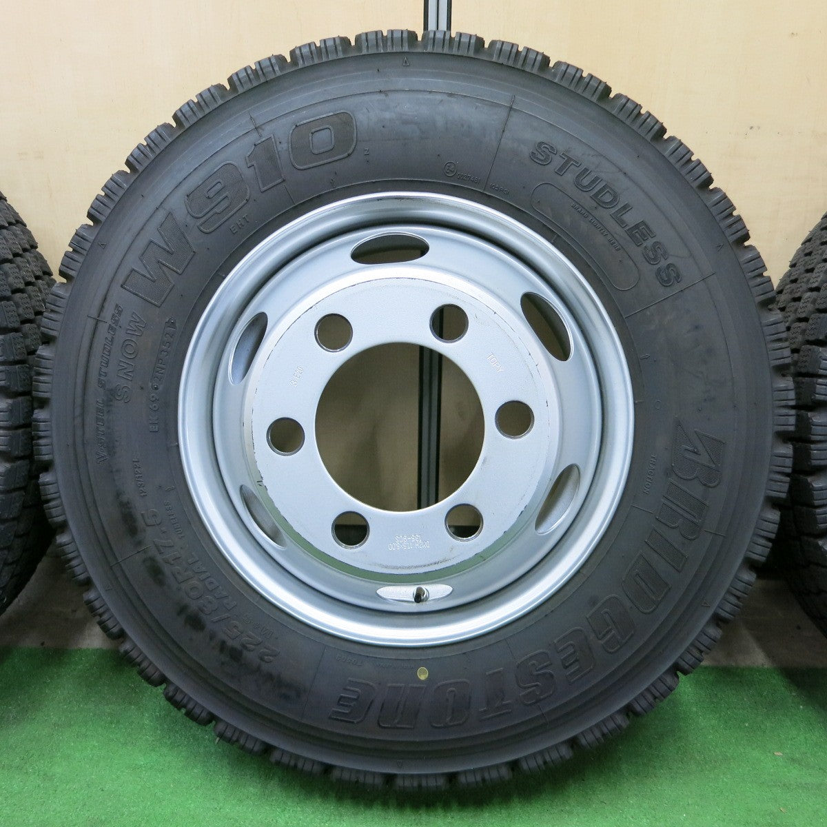 *送料無料* ほぼ未使用！21年★トラック タイヤ 225/80R17.5 123/122L スタッドレス ブリヂストン W910 TOPY スチール 135-9CS PCD222.25/6H★4061701ナス