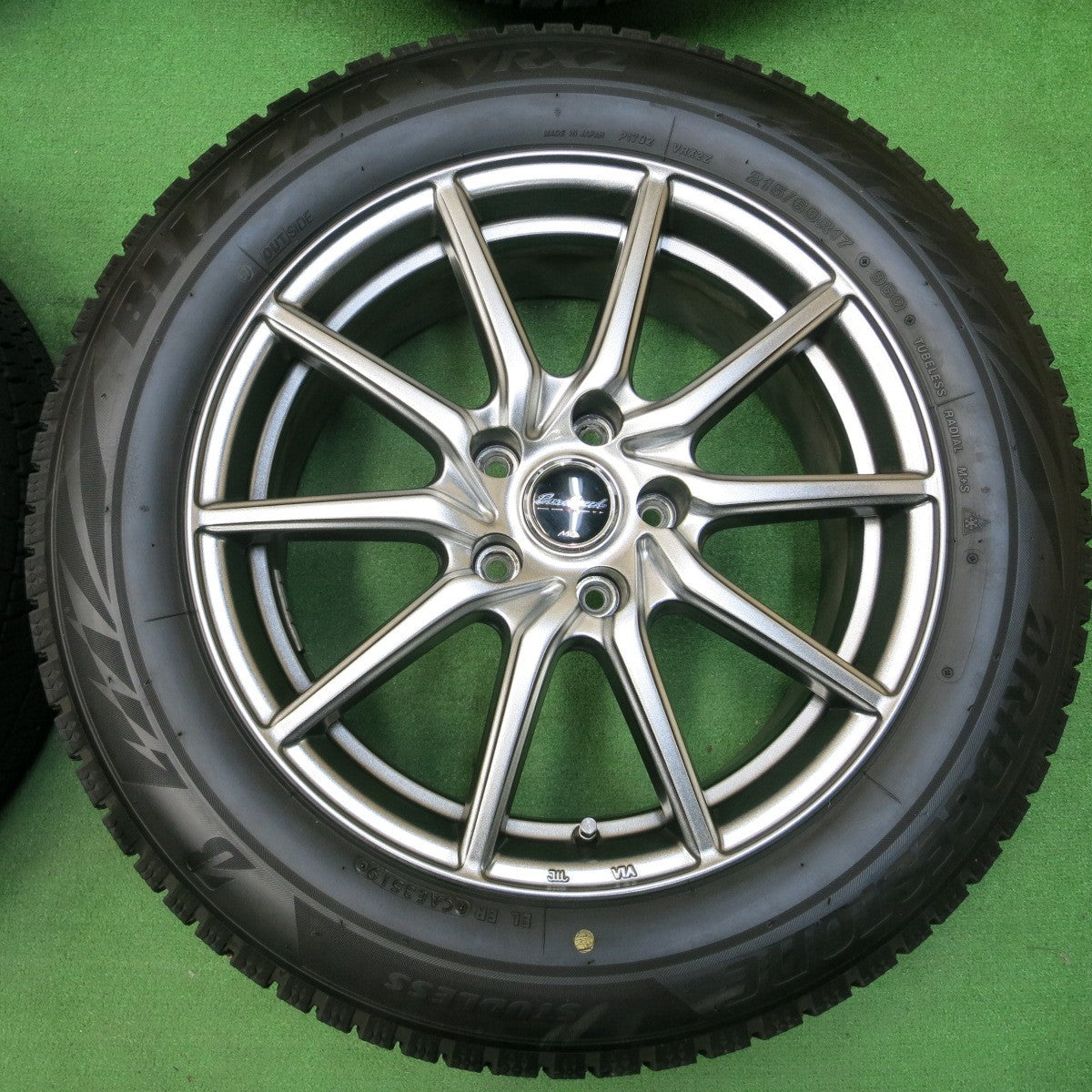 *送料無料* バリ溝！キレイ！9.5分★スタッドレス 215/60R17 ブリヂストン ブリザック VRX2 EuroSpeed MiD 17インチ PCD114.3/5H★4040201イス