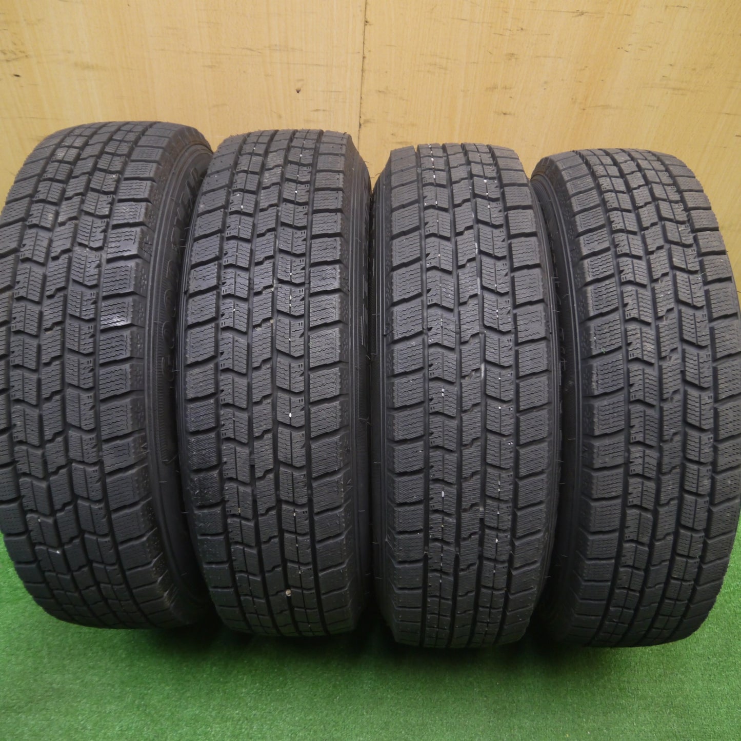 [送料無料] 超バリ溝！22年！ほぼ10分★スタッドレス 165/70R14 グッドイヤー アイスナビ7 STYLE PRASINO DUKE 14インチ PCD100/4H★4102906Hス