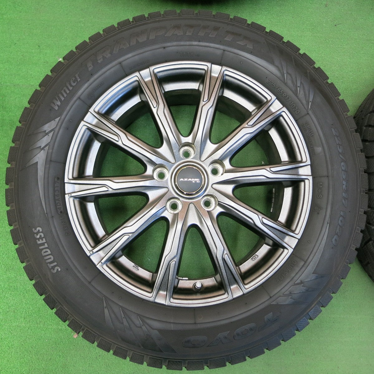 *送料無料* バリ溝！綺麗！9.5分★スタッドレス 225/65R17 トーヨー ウインター トランパス TX AZANE E-10 アザーネ PCD114.3/5H★4050302イス