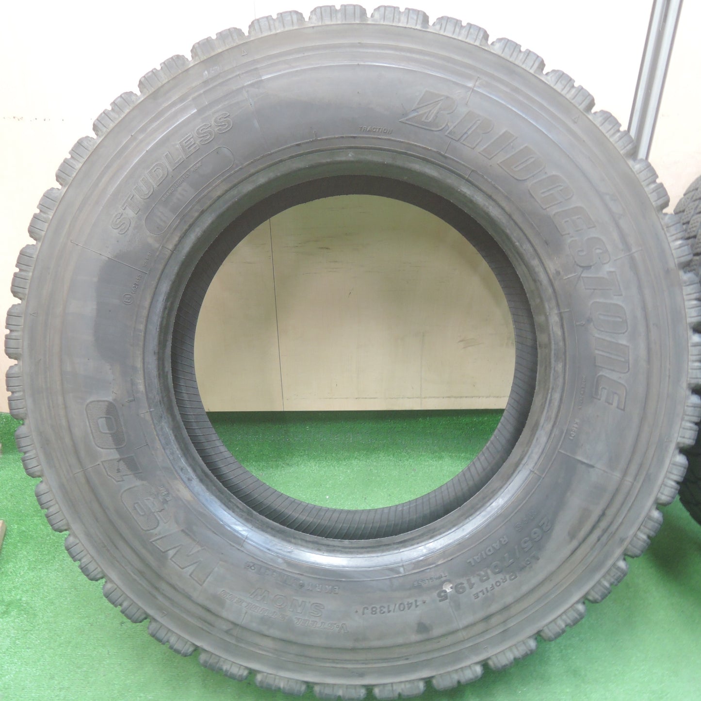 *送料無料* バリ溝！21年！8.5分★トラック タイヤ 265/70R19.5 140/138J スタッドレス ブリヂストン W910 19.5インチ★4042407KMスタ