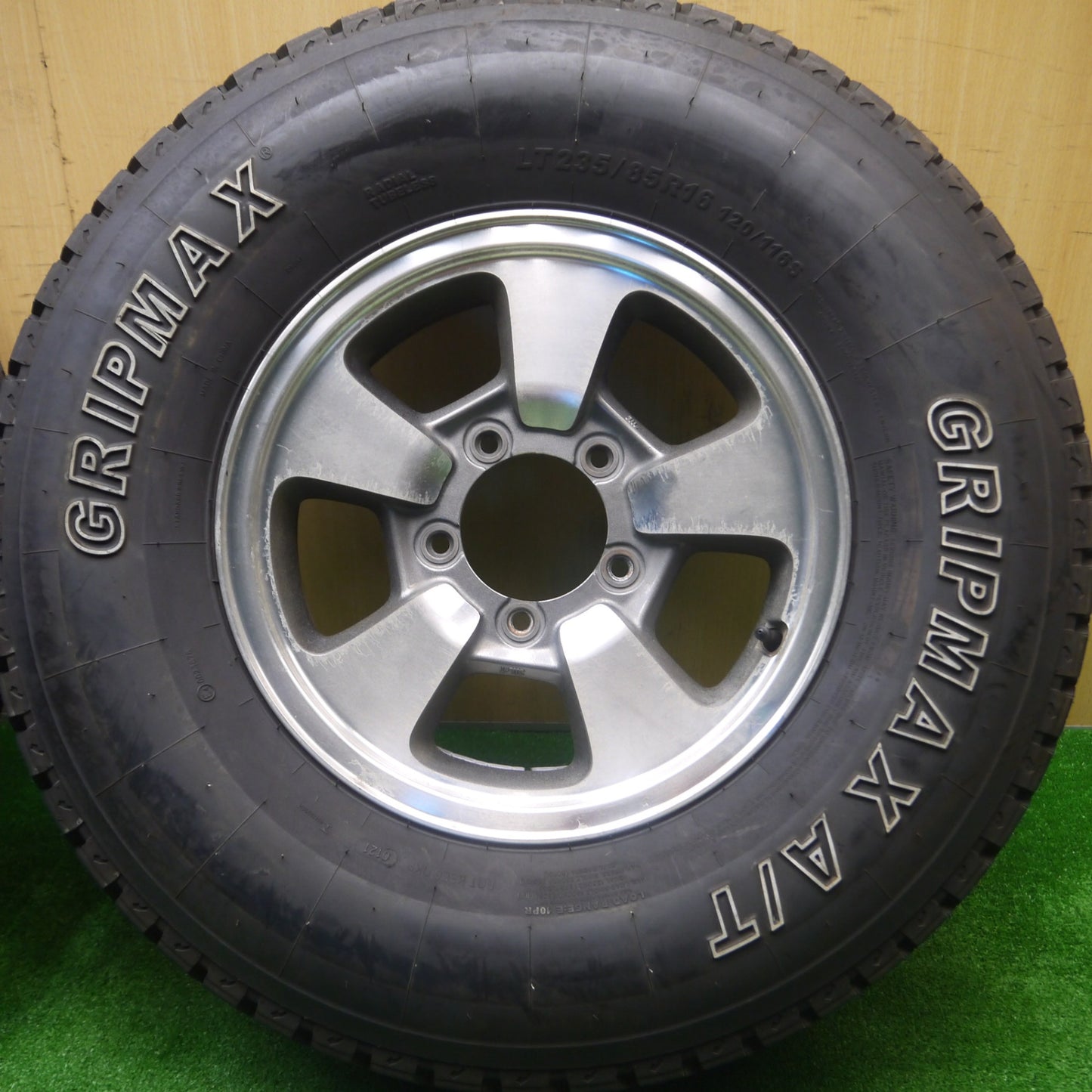 *送料無料* バリ溝！21年！9.5分★スズキ ジムニー 純正 ENEKI 235/85R16 120/116S GRIPMAX A/T ホワイトレター エンケイ PCD139.7/5H★4090207Hノ