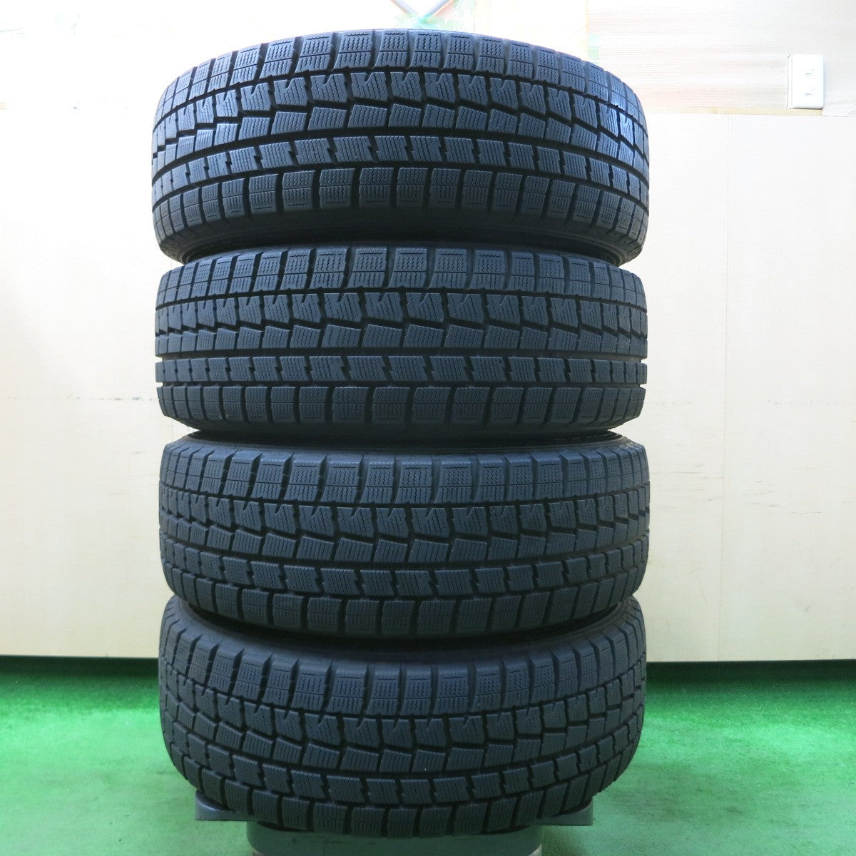 *送料無料* バリ溝！9.5分以上★スタッドレス 205/60R16 ダンロップ ウインターマックス WM01 TOPRUN トップラン 16インチ PCD114.3/5H★4041006イス