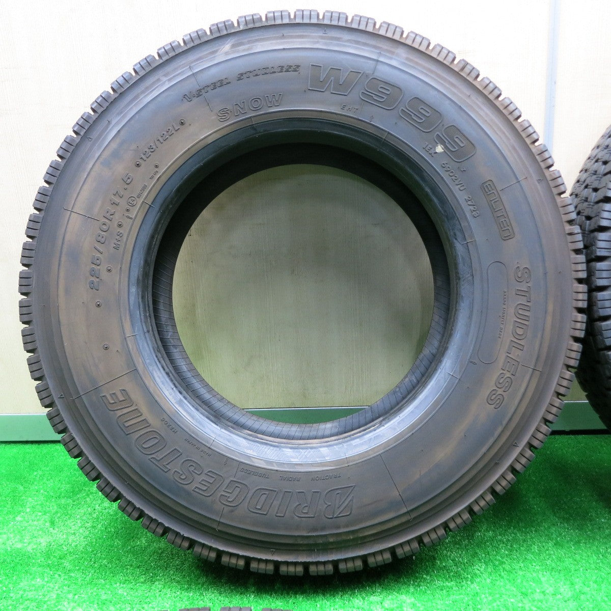 *送料無料* バリ溝！23年！9.5分★トラック タイヤ 225/80R17.5 123/122L スタッドレス ブリヂストン W999 17.5インチ★4072003NJスタ