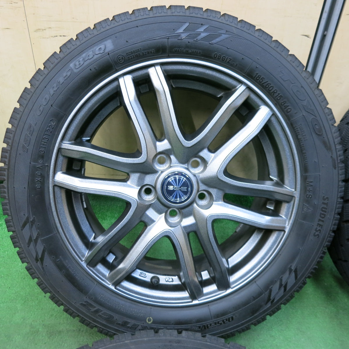 [送料無料] バリ溝！22年！キレイ！9.5分以上★シエンタ 等 185/60R15 スタッドレス トーヨー オブザーブ ガリット GIZ SG-E 15インチ PCD100/5H★4121111SYス