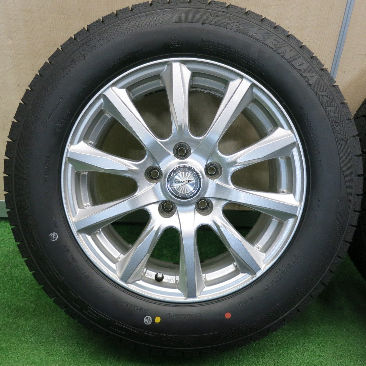 [送料無料] タイヤ未使用！23年！キレイ★スタッドレス 205/65R16 ケンダ KR36 アイステック ネオ JOKER ジョーカー 16インチ PCD114.3/5H★4121803TNス