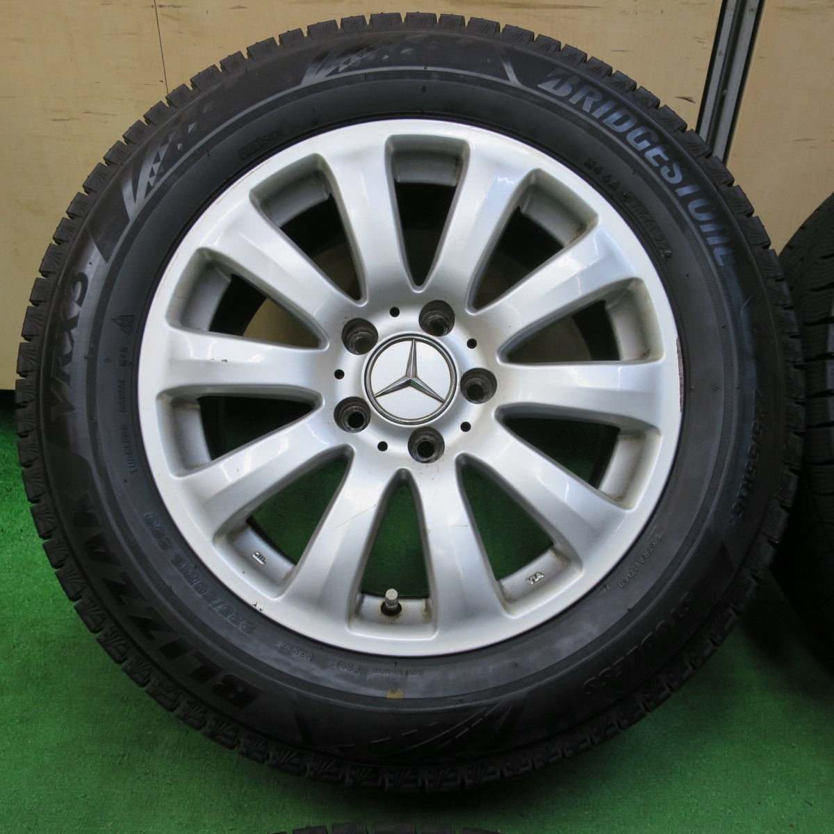 *送料無料* バリ溝！22年！9分★ベンツ 等 EuroForsh 225/55R16 スタッドレス ブリヂストン ブリザック VRX3 ユーロフォルシュ PCD112/5H★4070201イス