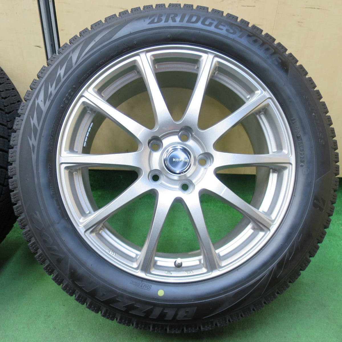 [送料無料] バリ溝！23年！キレイ！ほぼ10分★スタッドレス 225/55R18 ブリヂストン ブリザック VRX2 ECO FORME エコフォルム 18インチ PCD114.3/5H★4121001イス