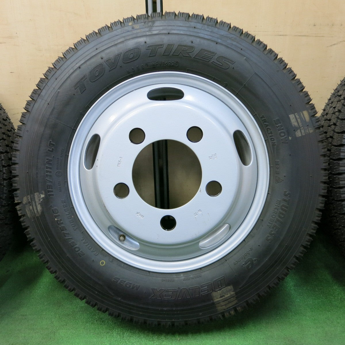 *送料無料* 未使用！22年★トラック タイヤ 205/75R16 113 111N スタッドレス トーヨー デルベックス M935 TKW スチール 116.5-8 PCD203.2/5H★4061506ナス