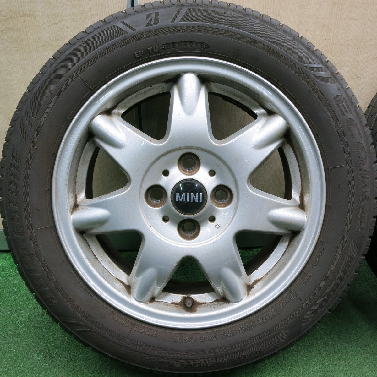 *送料無料* バリ溝！9.5分★BMW MINI ミニ 純正 175/65R15 ブリヂストン エコピア NH100C 15インチ PCD100/4H★4061102HAノ