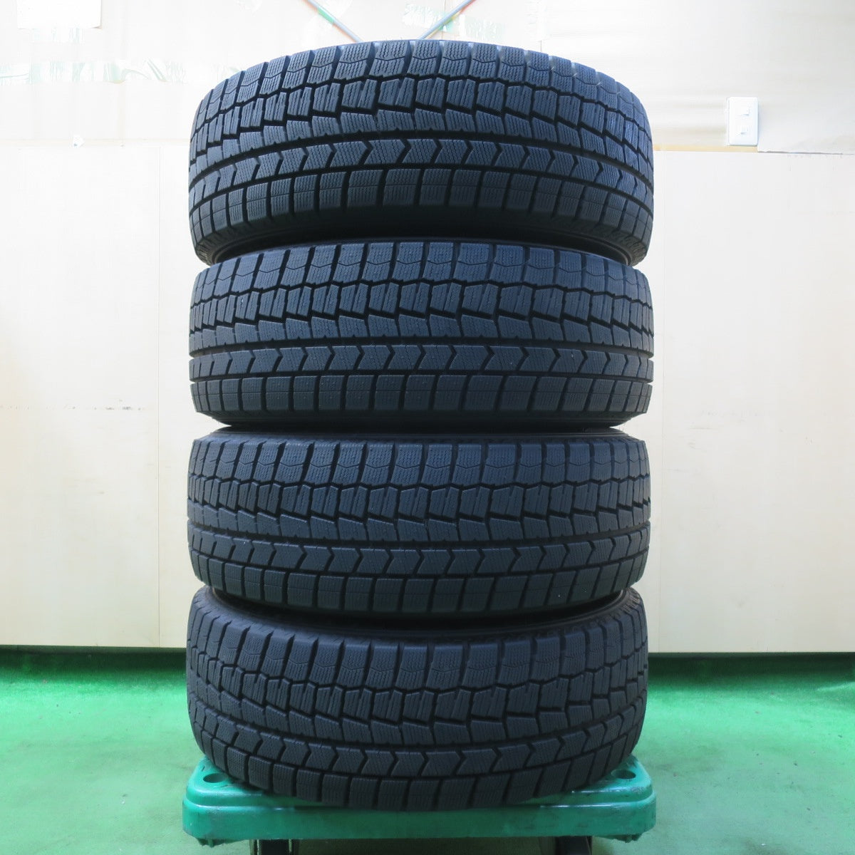 *送料無料* バリ溝！22年！キレイ！ほぼ10分★スタッドレス 215/60R16 ダンロップ ウインターマックス WM02 TOPRUN トップラン 16インチ PCD114.3/5H★4090803イス