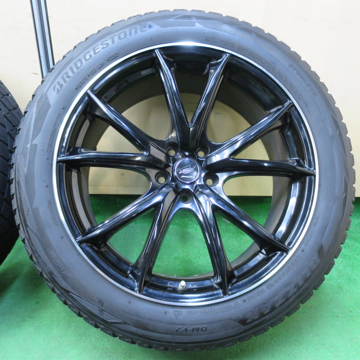 *送料無料* 4本価格★スタッドレス 235/55R20 ブリヂストン ブリザック DM-V2 MANARAY SPORT マナレイスポーツ PCD114.3/5H★4072901イス