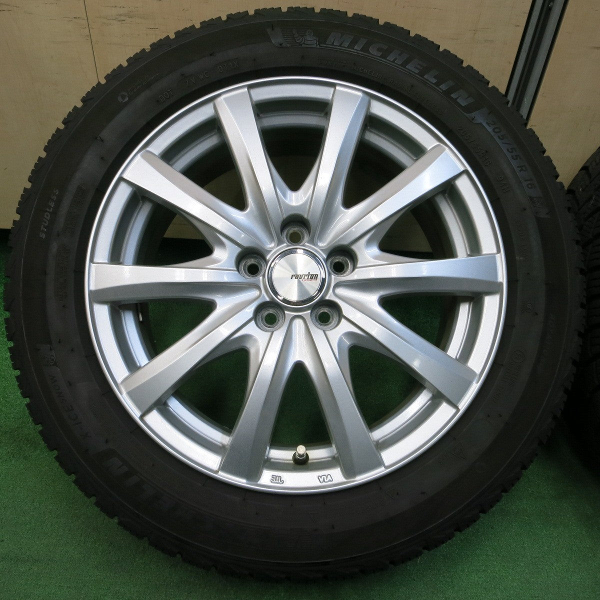 *送料無料* バリ溝！21年！キレイ！ほぼ10分★86 BRZ等 205/55R16 スタッドレス ミシュラン X-ICE SNOW ravrion RS01 ラブリオン PCD100/5H★4031906イス