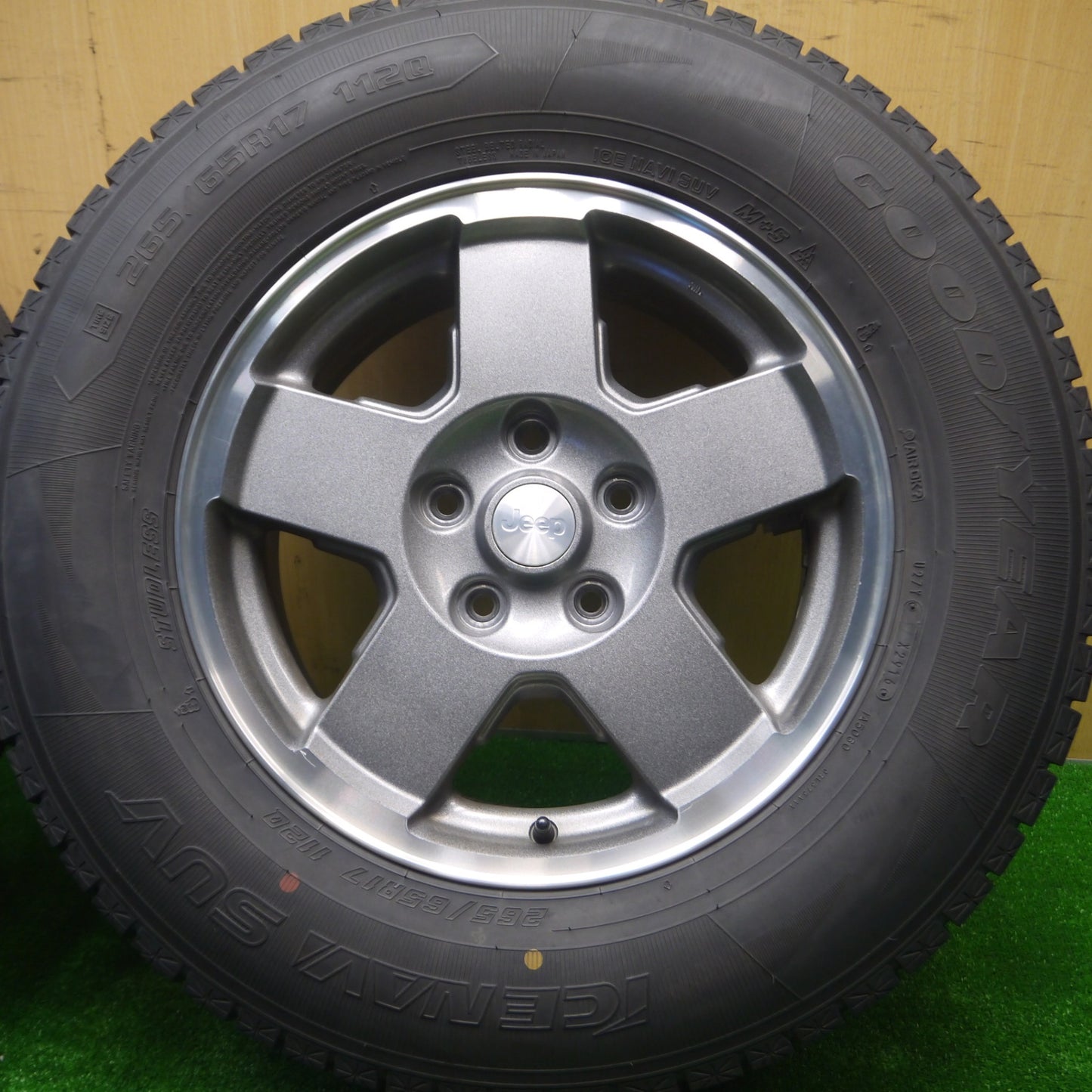 *送料無料* バリ溝！キレイ！8.5分★JEEP ジープ JK ラングラー 純正 265/65R17 スタッドレス グッドイヤー アイスナビ SUV PCD127/5H★4080605Hス