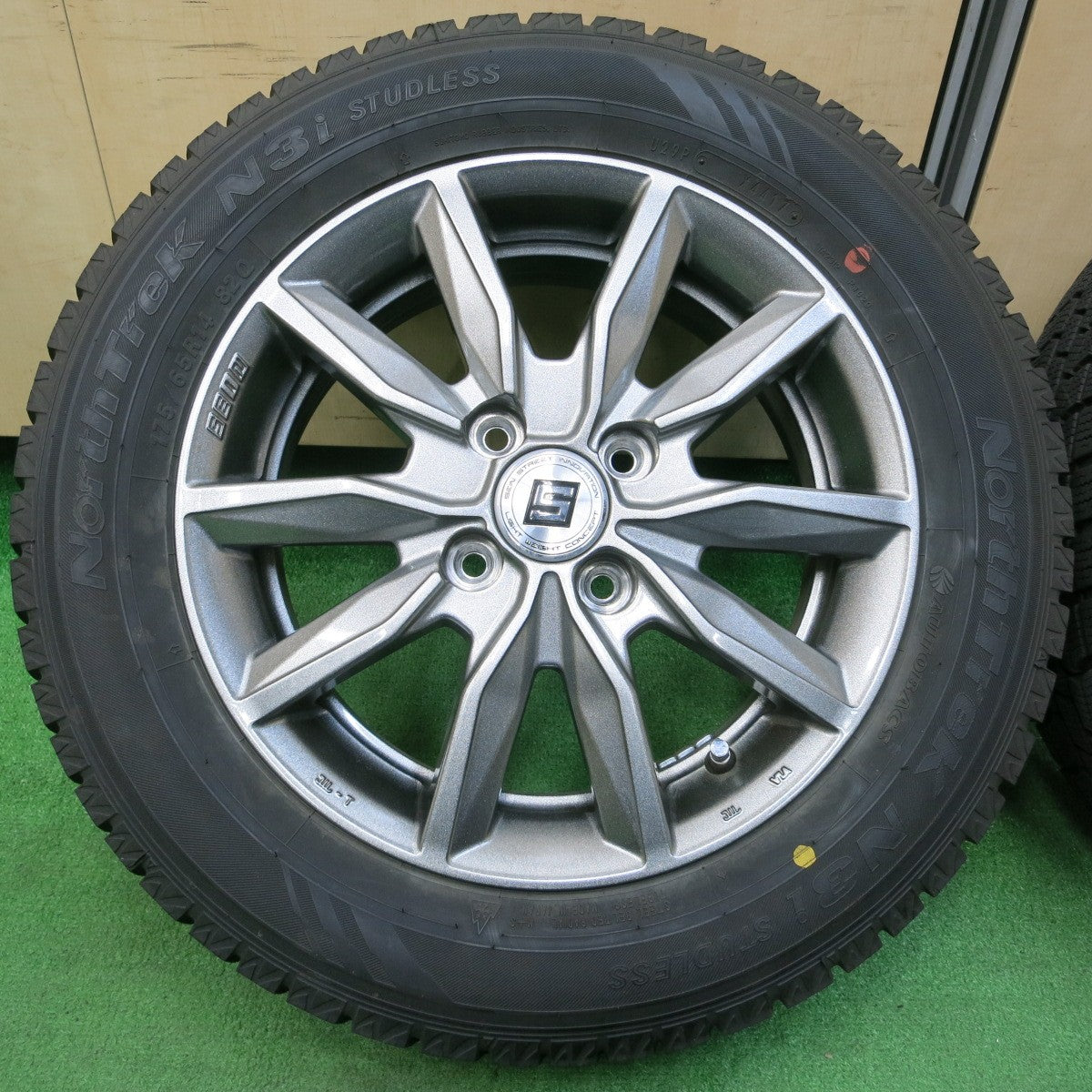 *送料無料* バリ溝！キレイ！9.5分以上★スタッドレス 175/65R14 オートバックス ノーストレック N3i SEIN ザイン 14インチ PCD100/4H★4031602イス