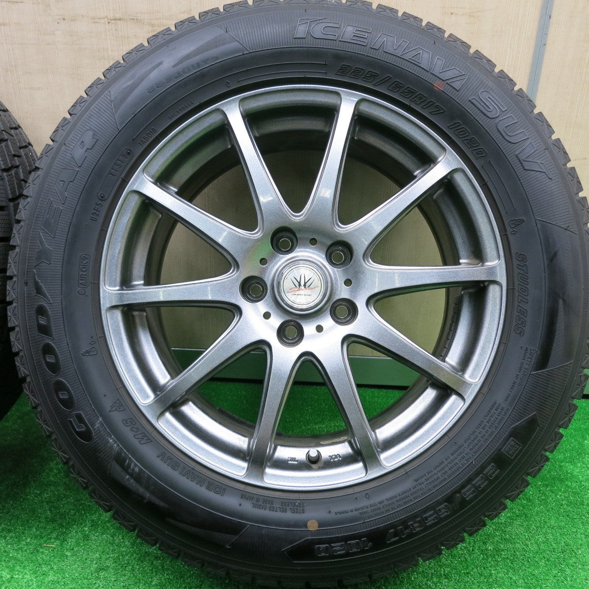 *送料無料* バリ溝！キレイ！9.5分以上★LOXARNY SPORT 225/65R17 スタッドレス グッドイヤー アイスナビ SUV ロクサーニ 17インチ PCD114.3/5H★4072502HAス