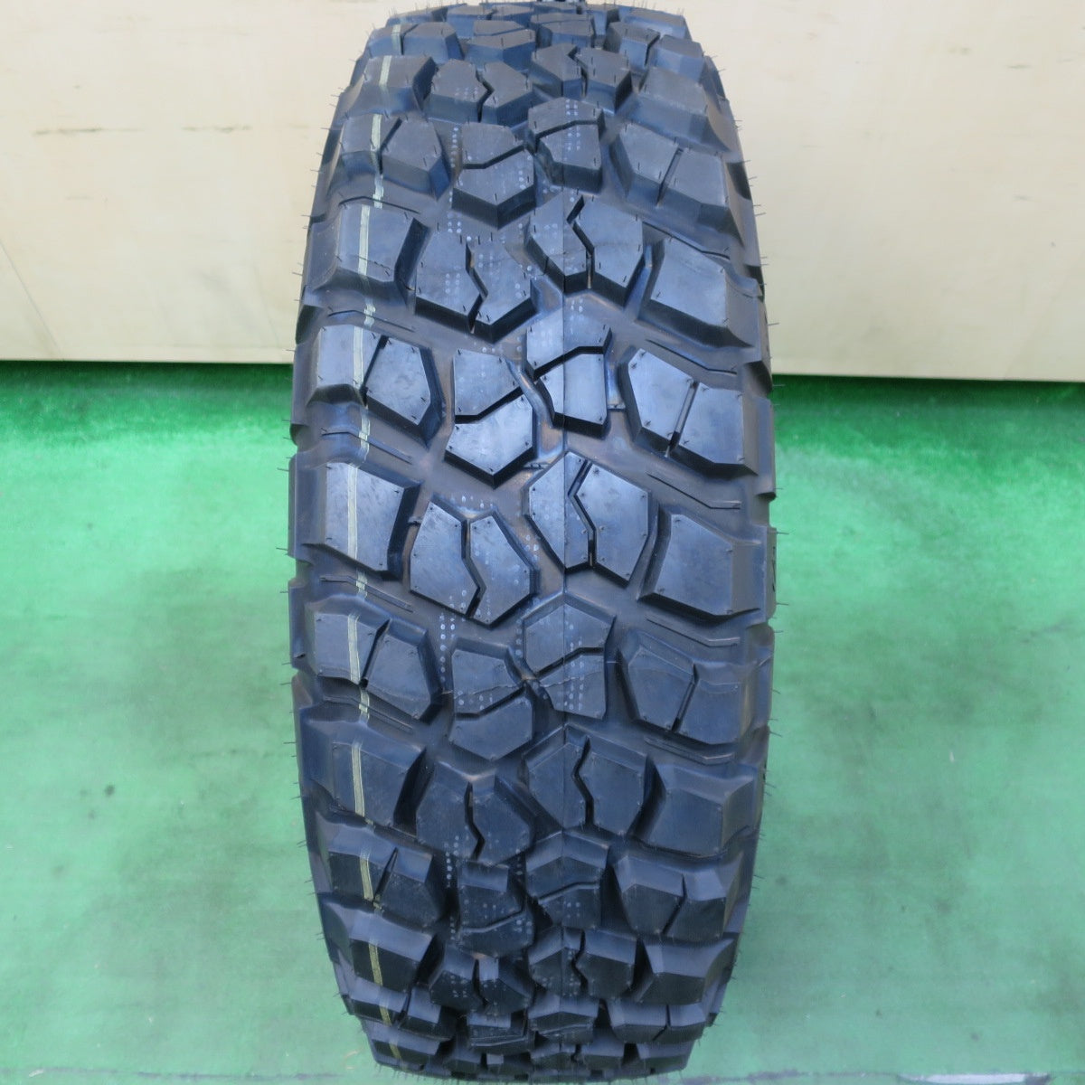 [送料無料] 未使用！22年★255/75R17 111/108Q BFグッドリッチ Mud-Terrain T/A KM2 タイヤ 17インチ ランクル プラド ジープ ラングラー 等★4101104イノタ