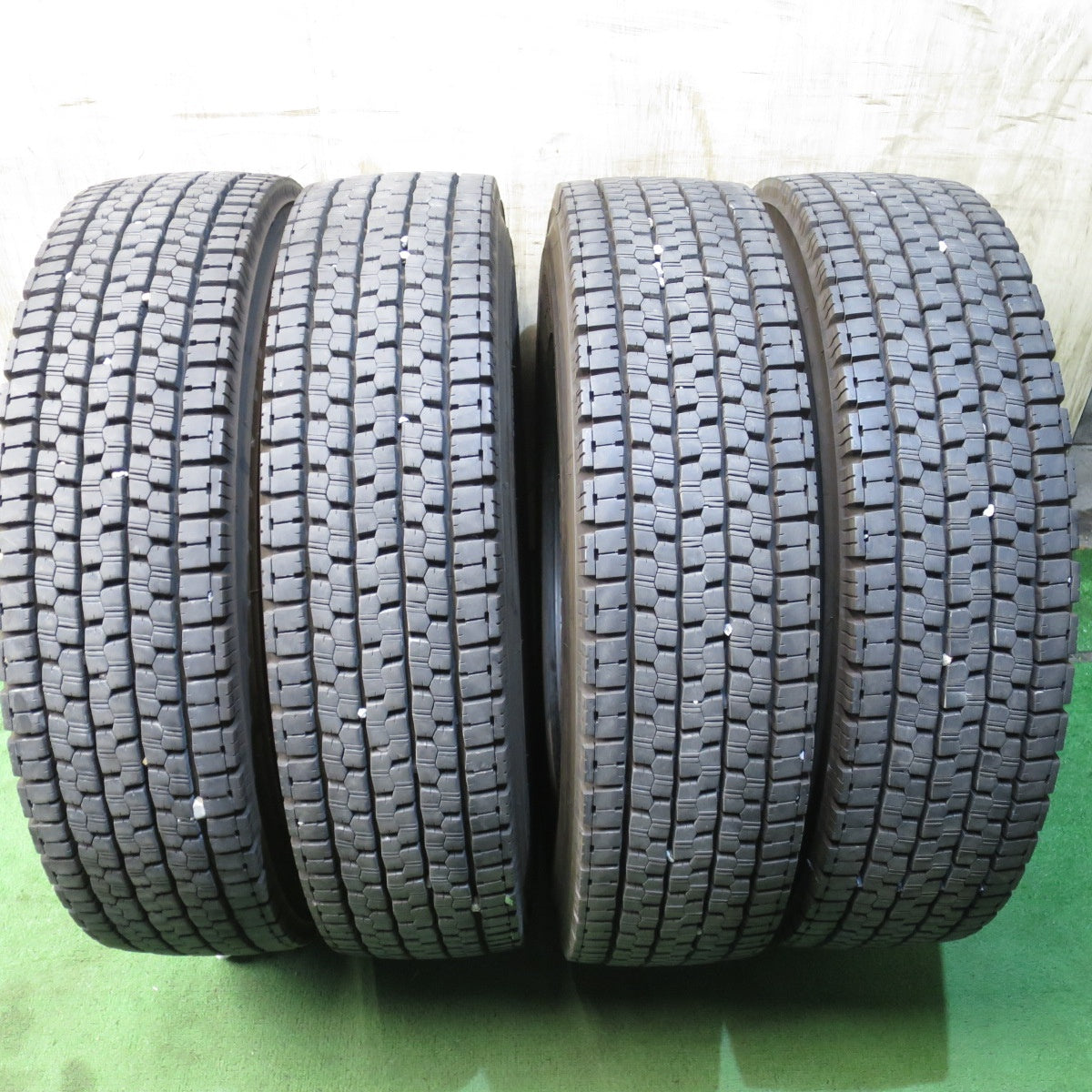 *送料無料* バリ溝！23年！9分★トラック タイヤ 225/80R17.5 123/122L スタッドレス ブリヂストン W999 17.5インチ★4032704クスタ