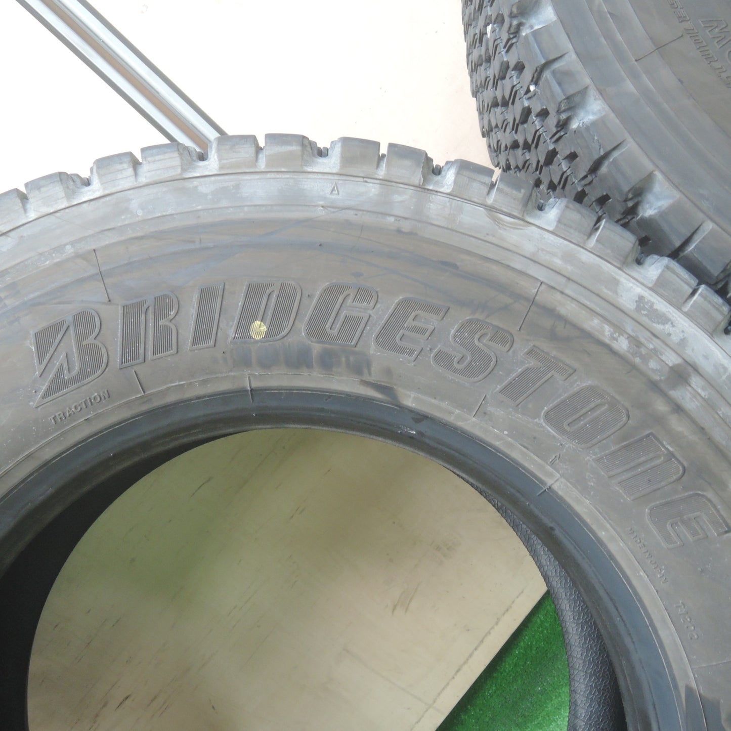 *送料無料* バリ溝！23年！9分★トラック タイヤ 265/70R19.5 140/138J スタッドレス ブリヂストン W900 19.5インチ★4042408KMスタ