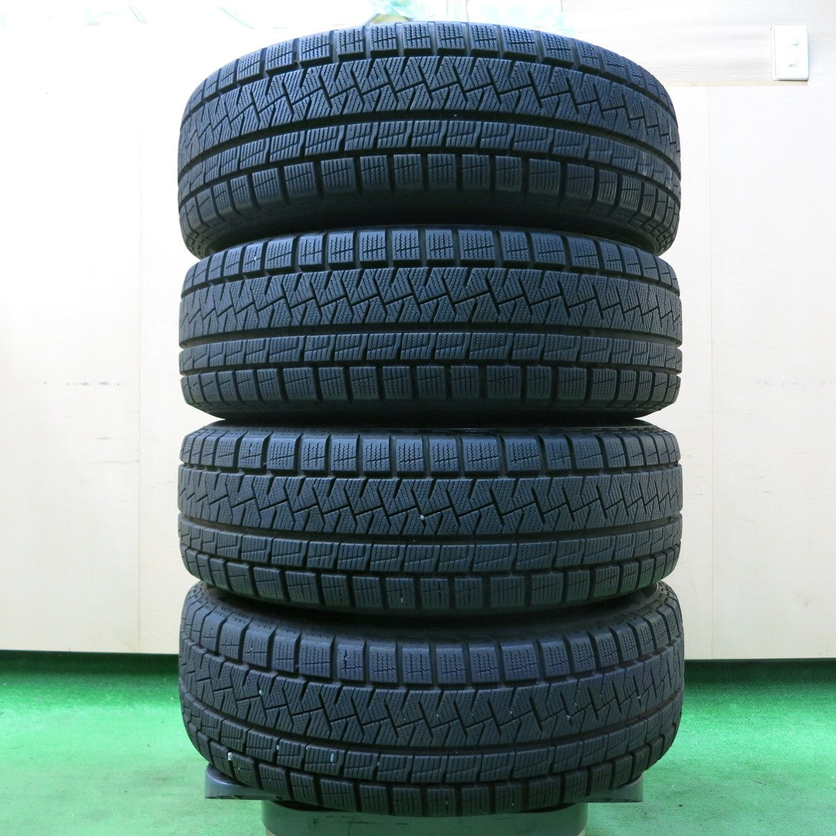 *送料無料* バリ溝！キレイ！9.5分★スタッドレス 175/65R15 ピレリ アイスアシンメトリコ TEAD テッド 15インチ PCD114.3/4H★4051112イス