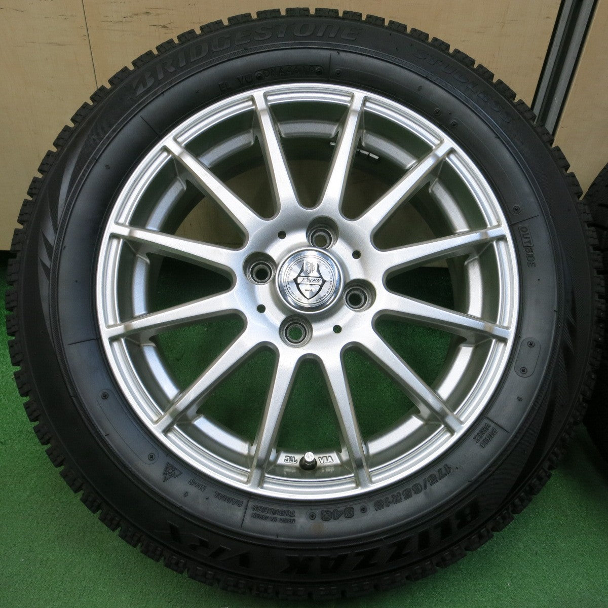 *送料無料* バリ溝！キレイ！ほぼ10分★スタッドレス 175/65R15 ブリヂストン ブリザック VRX JOKER ジョーカー 15インチ PCD100/4H★4042710イス