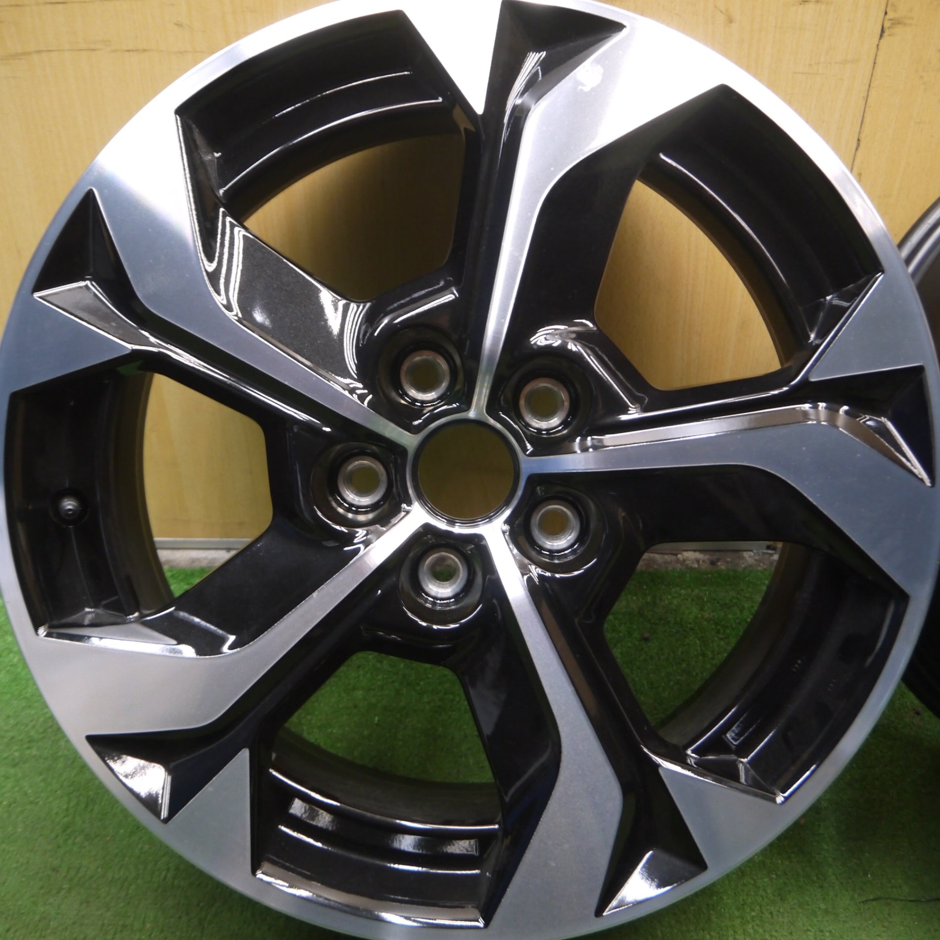 *送料無料* 新車外し★マツダ MX-30 純正 ホイール 18インチ 18×7J PCD114.3/5H MX30★4042604Hホ