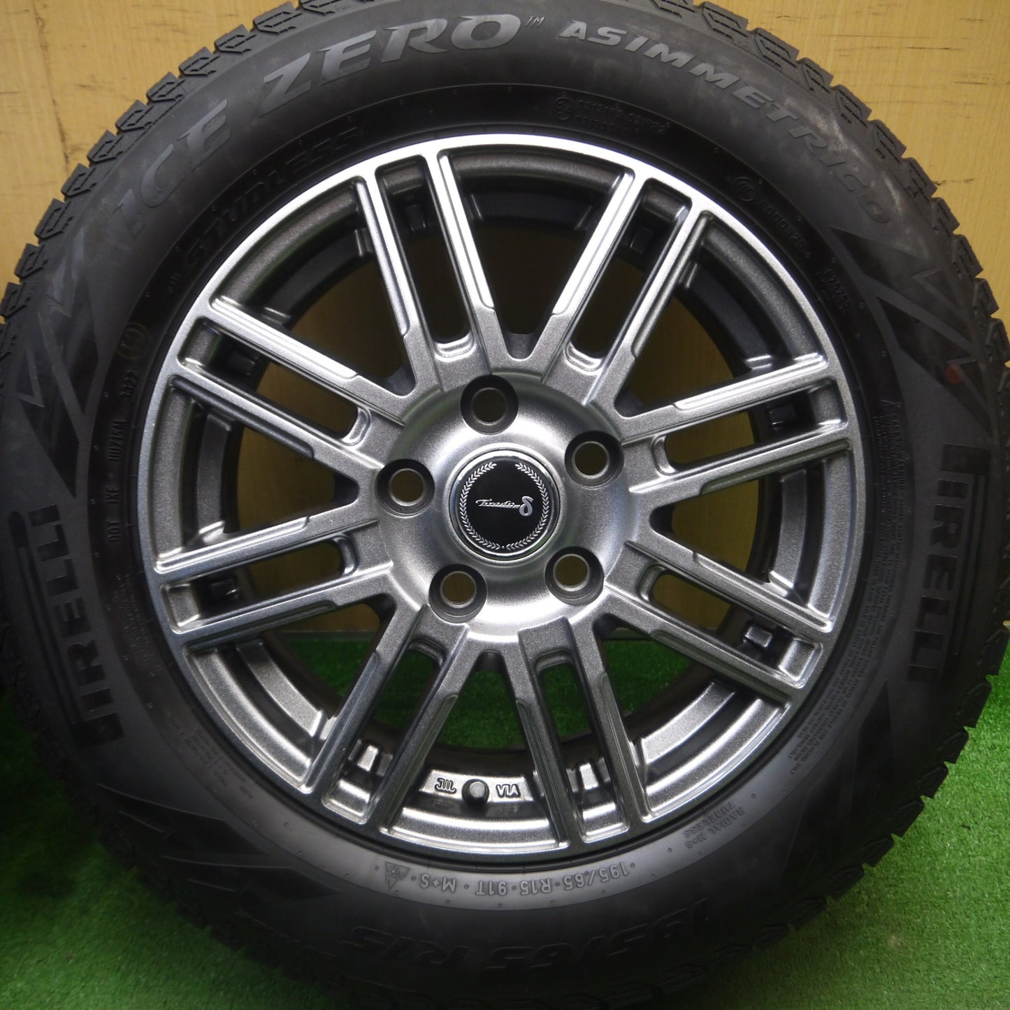 [送料無料] バリ溝！22年！キレイ！9.5分以上★スタッドレス 195/65R15 ピレリ アイスゼロ アシンメトリコ Tiradoδ ティラード 15インチ PCD114.3/5H★5021203Hス