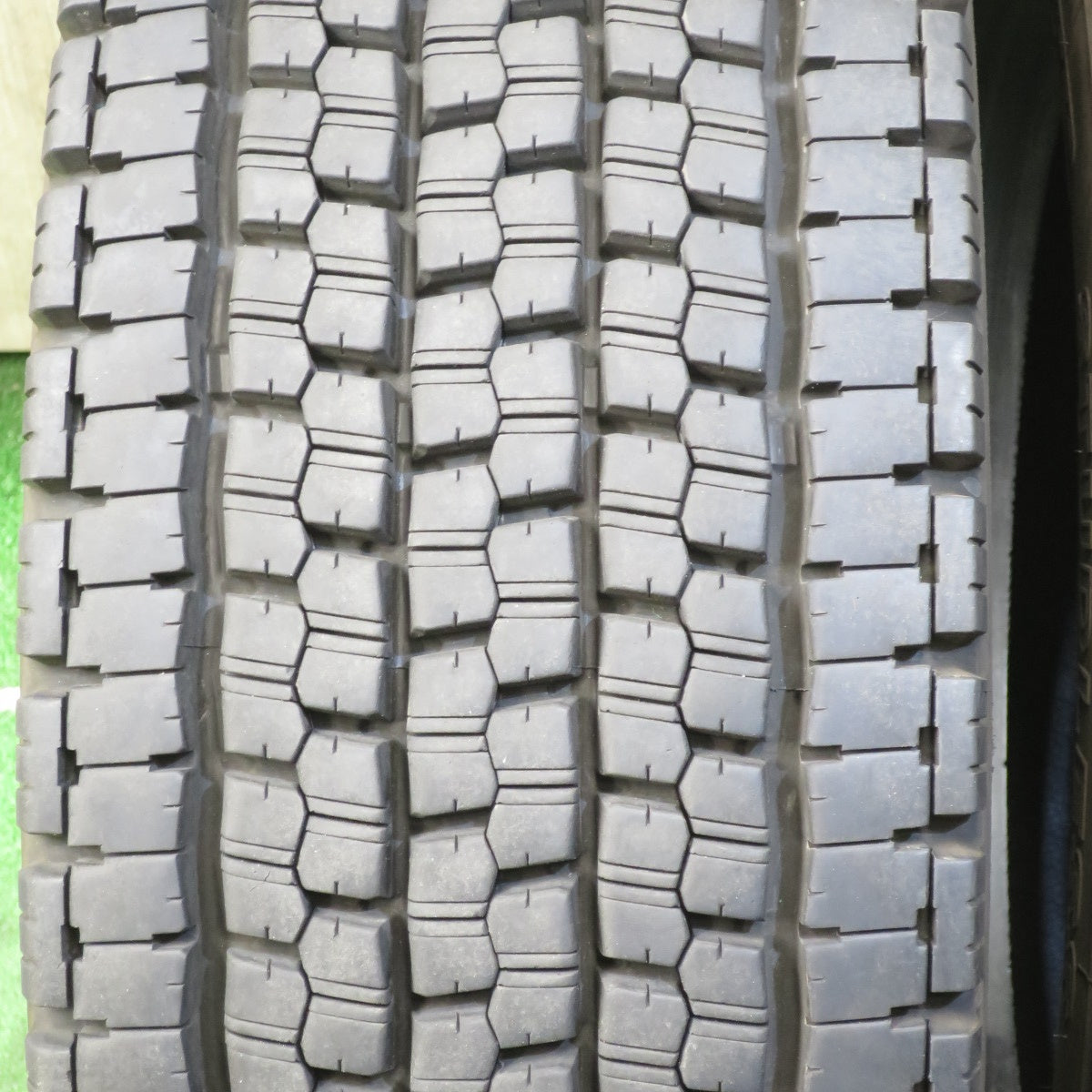 *送料無料* バリ溝！23年！9.5分★トラック タイヤ 245/70R19.5 136/134J スタッドレス ブリヂストン W999 19.5インチ★4052409クスタ