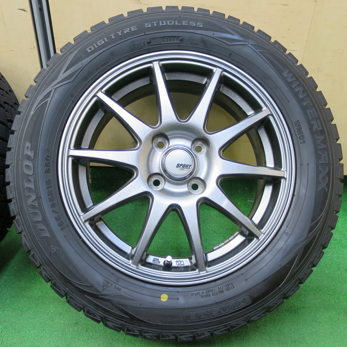 *送料無料* バリ溝！キレイ！9.5分以上★スタッドレス 185/65R15 ダンロップ ウインターマックス WM01 SPORT ABELIA 15インチ PCD100/4H★4070204イス