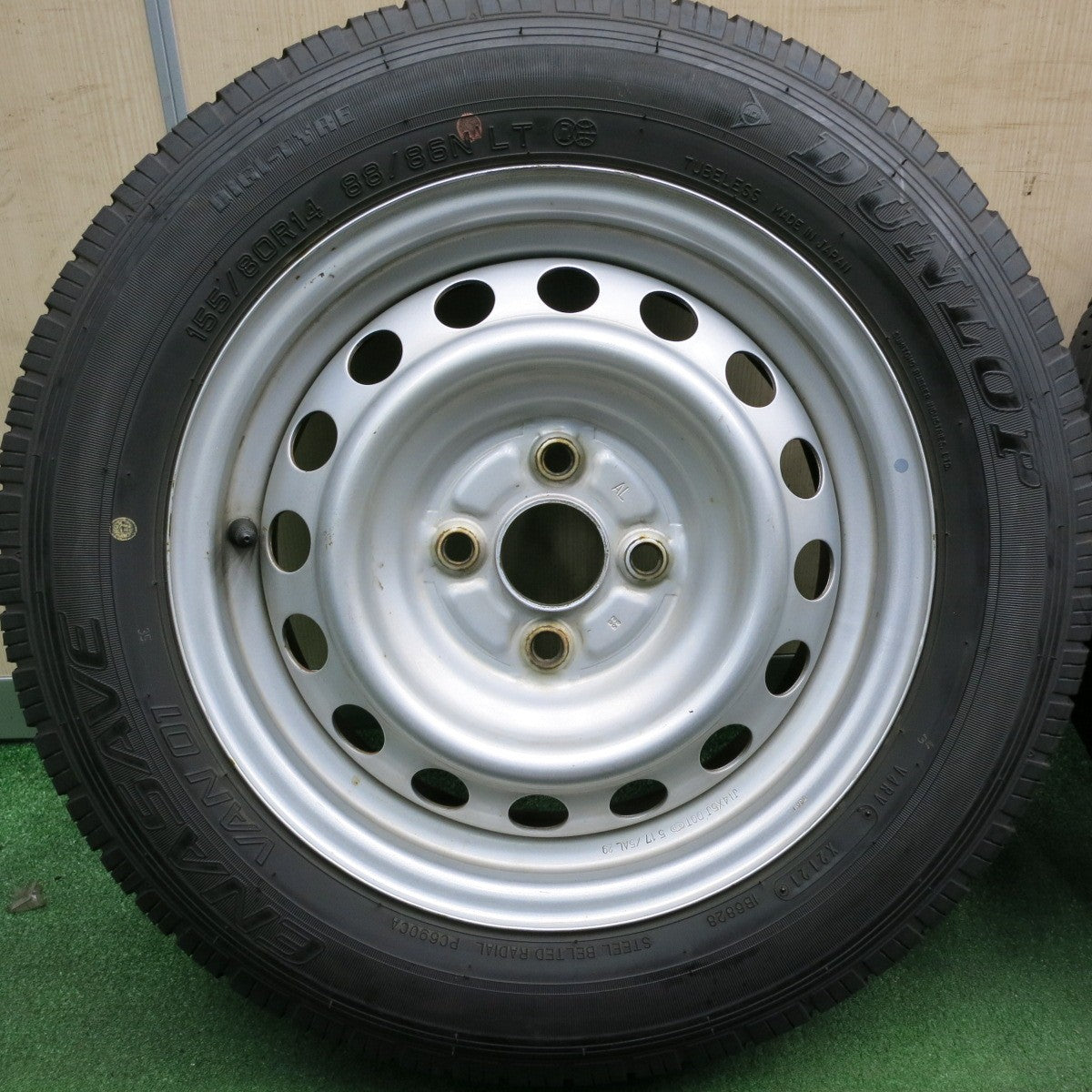 *送料無料* バリ溝！21年！9.5分以上★155/80R14 88/86N ダンロップ エナセーブ VAN01 スチール ホイール 14インチ PCD100/4H★4042107HAノ