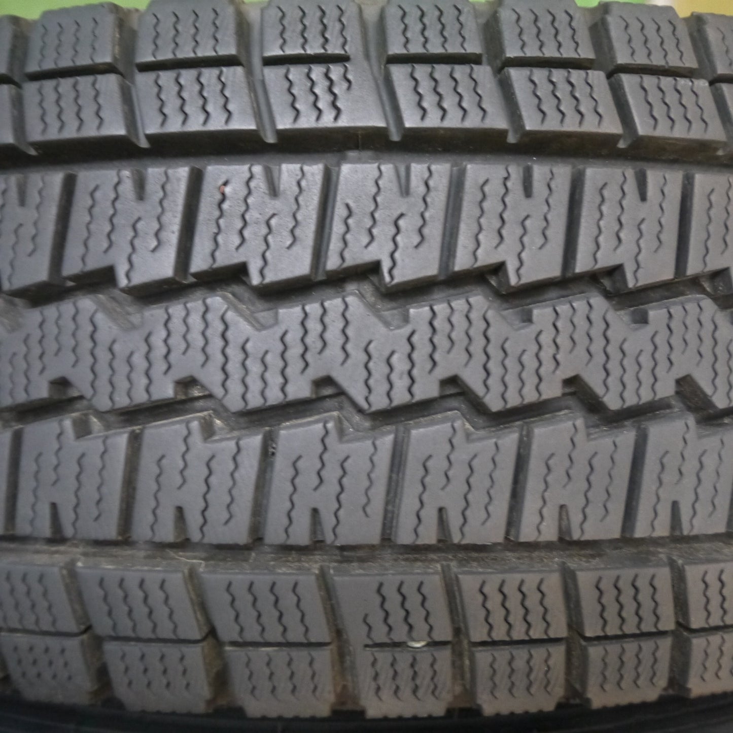 *送料無料* バリ溝！9分★ハイエース等 215/70R15 107/105L スタッドレス ダンロップ ウインターマックス SV01 スチール 15インチ PCD139.7/6H★4032707Hス